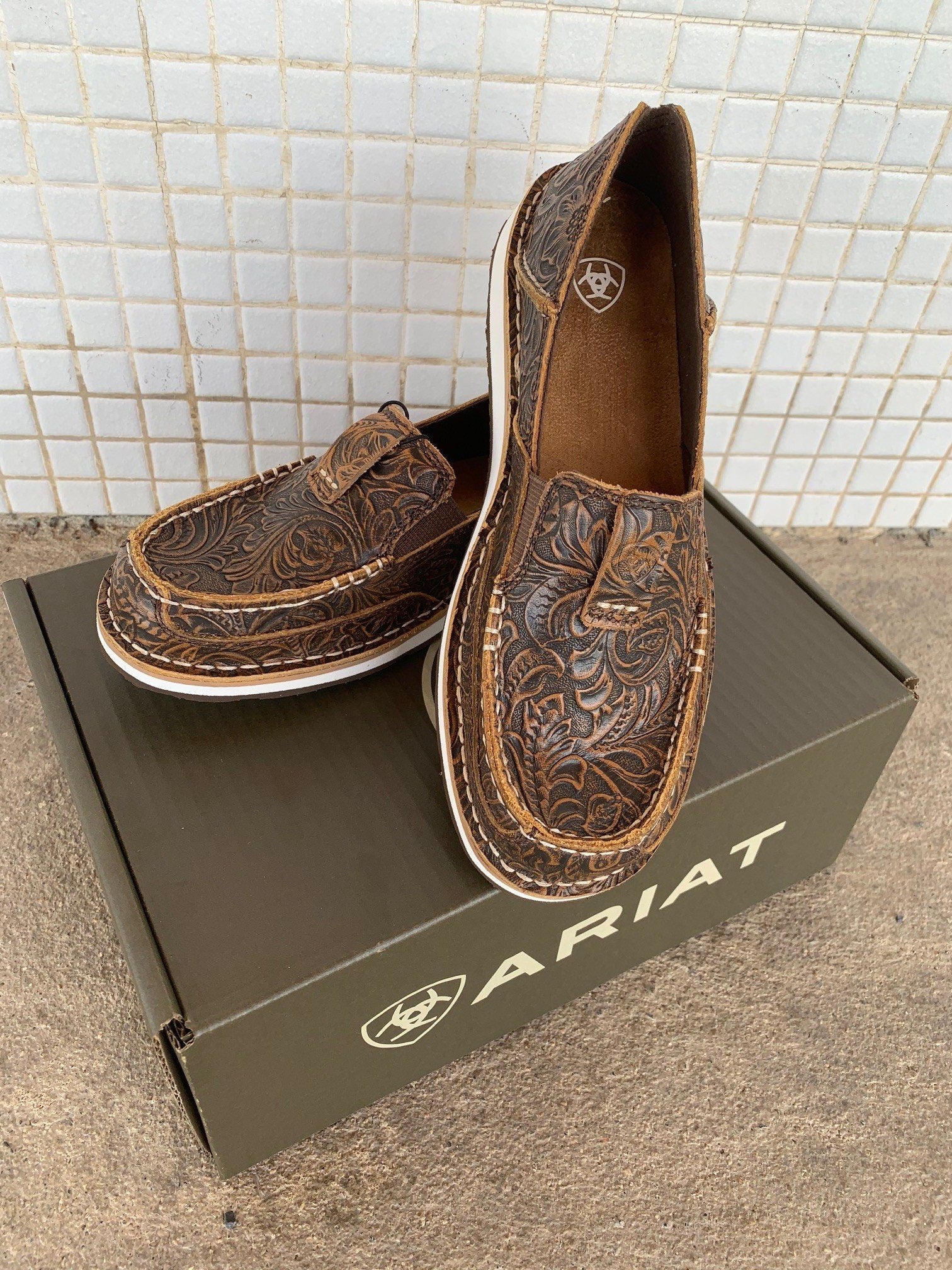 Ariat deals floral cruiser